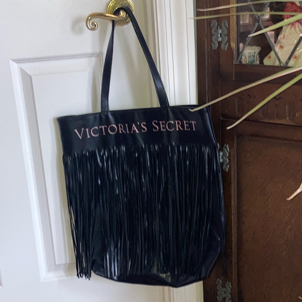 VICTORIA’S SECRET black tote bag with 16“ long fringe on vinyl. - Picture 2 of 6